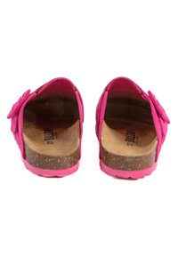 Bottines en suede rose à enfiler avec un bout arrondi, semelle intérieure texturée, semelle en liège et accents floraux sur chaque côté.