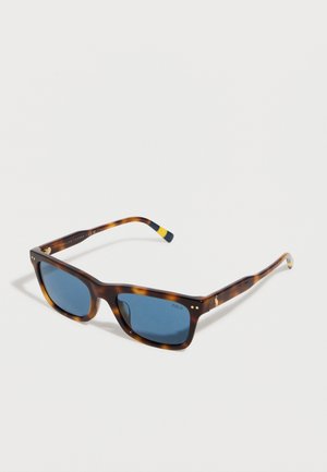 Prostokątne okulary przeciwsłoneczne w oprawkach typu żółw z niebieskimi soczewkami i żółtymi akcentami na końcówkach zauszników, z logo Polo by Ralph Lauren.