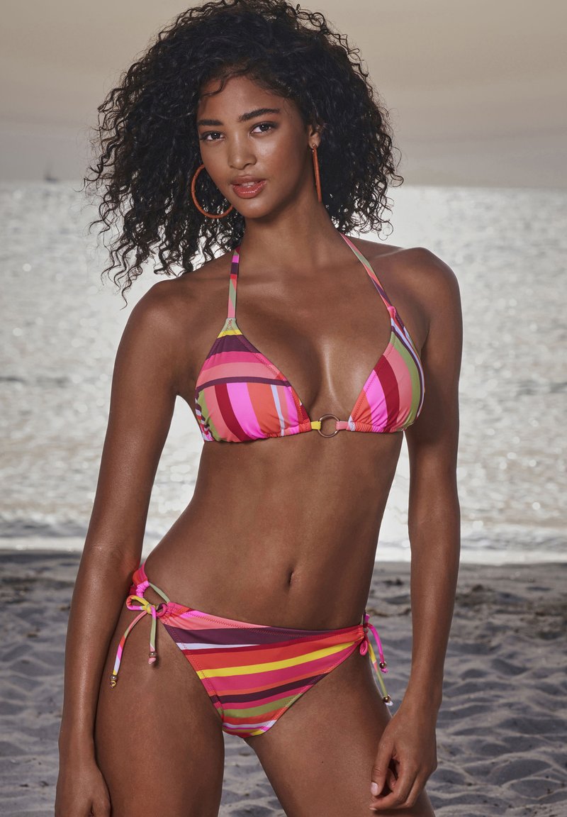 Gestreiftes Bikini-Set in rosa, gelben und braunen Tönen. Das Oberteil hat eine dreieckige Form mit einem Ringdetail; die Höschen haben verstellbare Bänder an den Seiten.