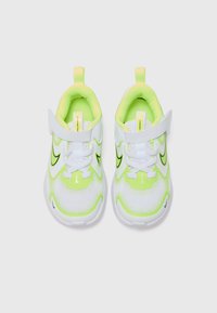 Weiße und neongrüne Sportschuhe mit Obermaterial aus Mesh, verstellbarem Riemen, Schnürsenkeln und charakteristischem Logo an der Seite. Abgerundete Zehenpartie und gepolsterte Sohle.