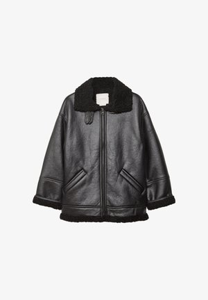 Schwarze Lederjacke mit einem strukturierten schwarzen Lammfellkragen, Reißverschluss, seitlichen Taschen und einem lässigen Schnitt. Weiches Innenfutter.