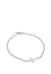 Bracelet en chaîne argentée avec un pendentif croix simple. La chaîne a un design torsadé et le fermoir est de style traditionnel en homard.