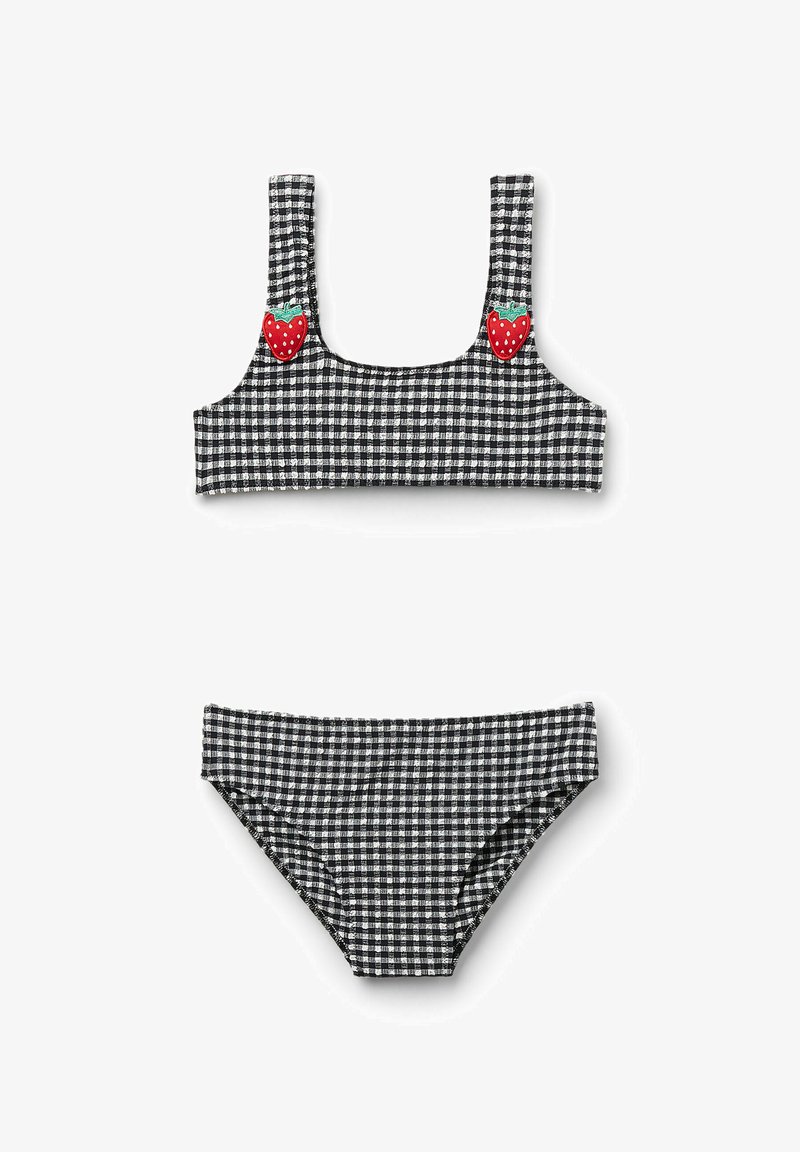Černo-bílý kostkovaný bikini set s širokými popruhy a červenými aplikacemi jahod na vršku; hladká tkanina a spodní díl s mírným zvýšením.