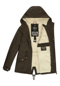 Veste d'hiver à capuche vert foncé avec doublure en polaire crème, plusieurs poches, cordons de serrage à la taille et à l'ourlet, et étiquettes de marque visibles à l'intérieur.