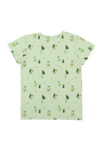 Grünes kurzärmliges T-Shirt mit wiederholtem Avocado-Muster in verschiedenen Grüntönen und braunen Akzenten, aus weichem Baumwollmaterial gefertigt.