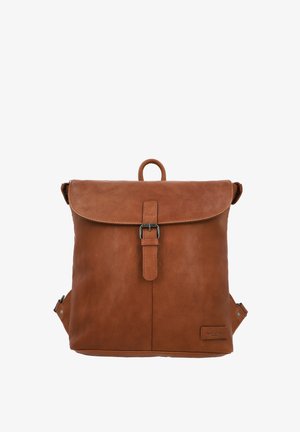 Hnědý kožený batoh s klopou na zip a kovovou přezkou, předním madlem a nastavitelnými popruhy. Hladký povrch s minimálním množstvím kovových prvků.