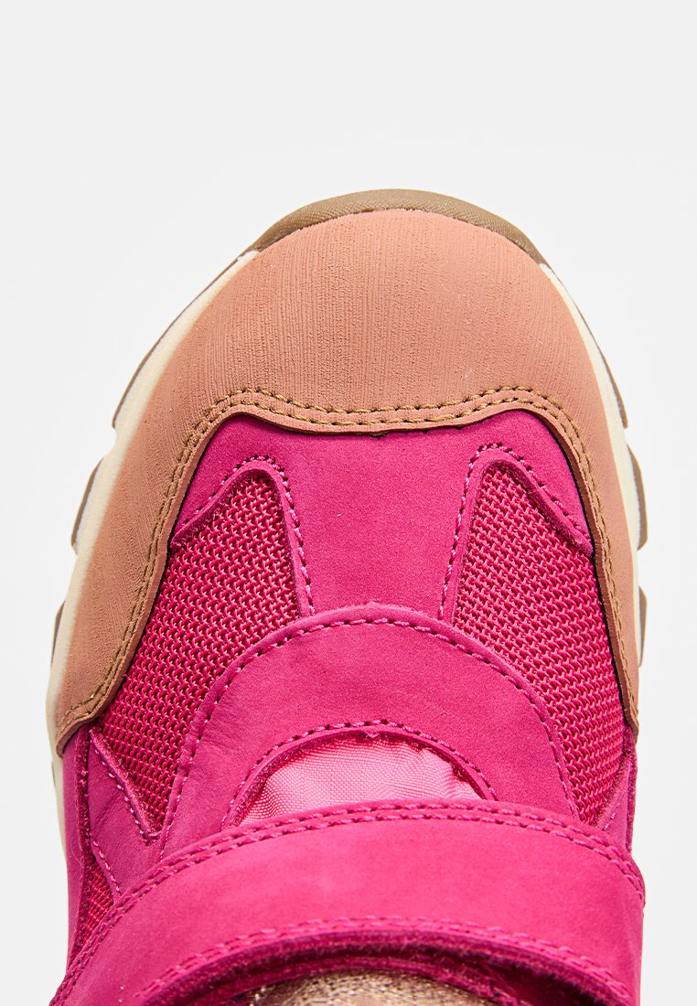 Rosa Sportschuh-Obermaterial mit Netzdesign und braunen Akzenten, runde Zehenpartie und Klettverschluss für einen sicheren Sitz. Strukturiertes Oberflächen-Detail.