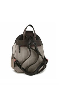 Rucksack aus einer Kombination von strukturiertem braunem Leder und glattem taupefarbenem Stoff. Verfügt über verstellbare Riemen, ein Reißverschlussfach und elegante Nahtdetails.