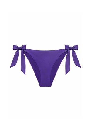 Bas de bikini violet en matériau lisse, avec deux nœuds sur les côtés, un design taille mi-haute et de couleur unie sans motifs.