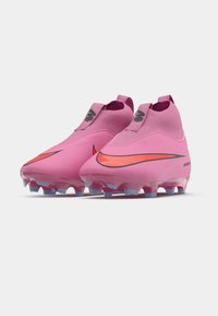Roza nogometna obuća sa aerodinamičnim dizajnom, koja sadrži istaknutu crvenu Nike oznaku, teksturiranu gornjište i prozirnu plavu potplatu s kramponima.