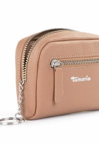 Portafoglio in pelle marrone chiaro con finitura testurizzata, dotato di accessori in argento, tasca frontale con zip e anello per portachiavi attaccato.