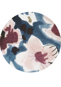 Gros plan d’un tissu avec un motif floral abstrait en bleu, rose, bordeaux, noir et vert olive.