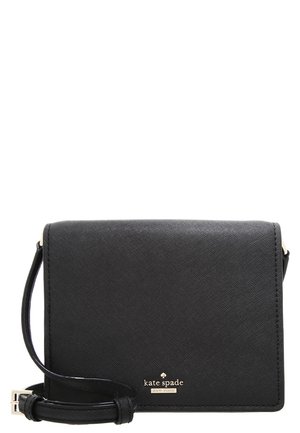 Sac bandoulière noir Kate Spade New York avec finition texturée et bandoulière réglable, petit logo doré en bas au centre à l'avant.