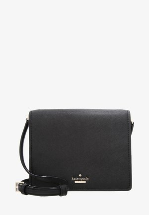 Sac bandoulière noir Kate Spade New York avec finition texturée et bandoulière réglable, petit logo doré en bas au centre à l'avant.