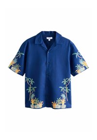 Chemise à manches courtes avec boutons, en tissu bleu marine, brodée de plantes tropicales vertes et jaunes sur les manches et l'ourlet.