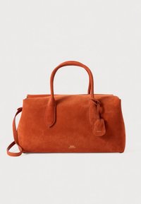 Semišová kabelka v živé oranžové barvě. Má dvojité horní rukojeti, odnímatelný popruh přes rameno a malou visačku s logem značky.