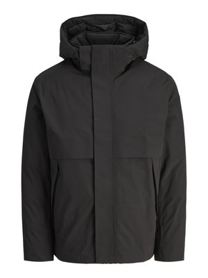 Giacca nera con colletto alto e strutturato, design semplice, chiusura frontale con zip e due tasche laterali. Realizzata in materiale leggero e morbido.