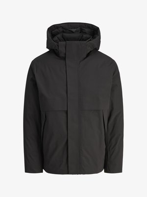 Giacca nera con colletto alto e strutturato, design semplice, chiusura frontale con zip e due tasche laterali. Realizzata in materiale leggero e morbido.