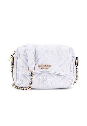 Weiß gestepptes Guess Crossbody-Tasche mit goldener Kettenriemen, geprägtem Muster und goldener Logo-Plakette auf der vorderen Klappe.
