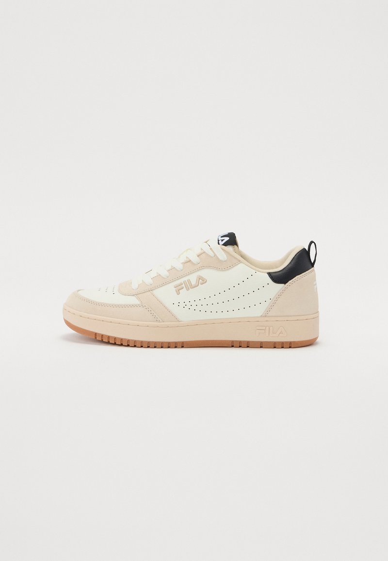 Bež ja kreem sneaker perforatsioonidega, lame paelad, must kannaosa ja pruun kummitald. Brändi logo küljel ja keeles.
