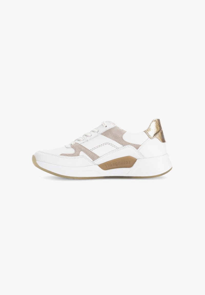 Baskets blanches et beiges avec fermeture à lacets, semelle épaisse et détail métallique doré sur le talon, vues de côté sur un fond blanc.