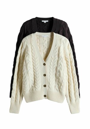 Cremefarbene und dunkelbraune Strickjacken mit Knöpfen und Zopfmuster, mit gerippten Bündchen und Säumen, auf einem weißen Hintergrund gelegt.