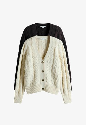 Kreemjas ja tumepruun kaablilõngast nööpidega kampsunid soonikkoes varrukate ja äärega, kihiliselt valgel taustal.