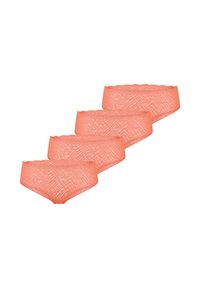 Vier koraalkleurige kanten damesonderbroeken diagonaal gerangschikt op een witte achtergrond.