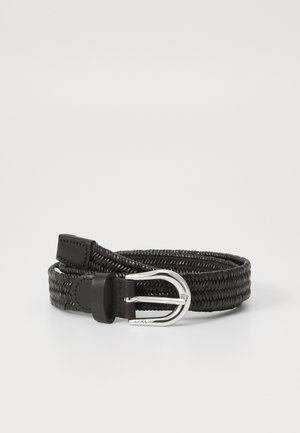 Cintura tessuta nera con punta in pelle liscia e fibbia in metallo argentato. Presenta un design flessibile e un motivo testurizzato su tutta la superficie.