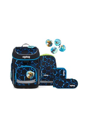 Ensemble de sac à dos Ergobag avec un motif noir et bleu, composé de trois articles : un sac à dos, une trousse et un petit étui, ornés de graphiques d'animaux.