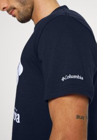 Columbia BASIC LOGO™ SHORT SLEEVE - T-shirt estampada - collegiate navy