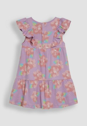 Laventelin mekko, jossa on vaaleanpunaisia ja vihreitä kukkakuoseja. Rypytetyt hihat ja kerroksellinen hame, jossa on nappikiinnitys selässä.