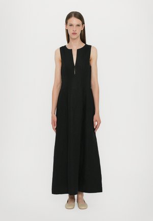 Vestido maxi de lino negro con diseño sin mangas, escote en V y detalle de cremallera frontal. Textura suave y silueta fluida.