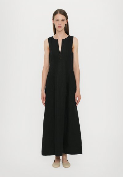 Robe maxi noire en lin avec un design sans manches, un décolleté en V et un détail de fermeture éclair à l'avant. Texture lisse et silhouette fluide.