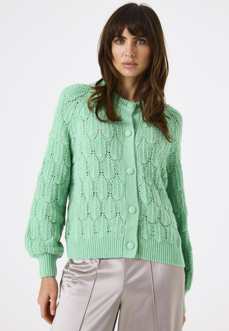 Mintgrüner gestrickter Cardigan mit einem strukturierten Muster, Rundhalsausschnitt und Knopfverschluss. Lange, lockere Ärmel mit gerippten Bündchen.