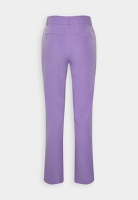 Lila raka byxor med en åtsittande midja, bälteshällor och två bakfickor i vävt material mot en vit bakgrund.