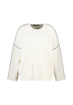 Witte ribgebreide trui met zwarte gestikte details langs de schouders en mouwen, voorzien van een ronde halslijn en lange mouwen.