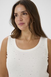 Weißes Tanktop mit geripptem Material, das auf der Vorderseite verstreute Strasssteine aufweist. Rundhalsausschnitt und ärmelloses Design.