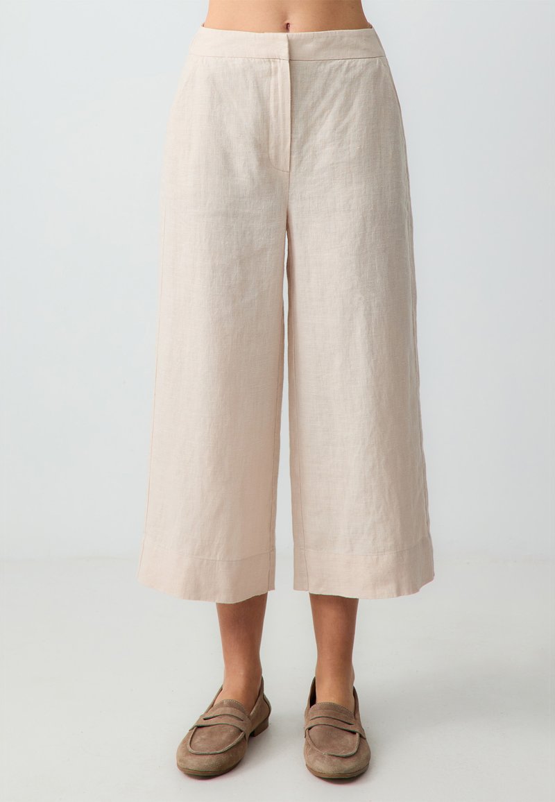 Linnen culotte-pantalon in lichtbeige met een wijd uitlopende pasvorm, met een zachte textuur en een zoom die net boven de enkels valt.