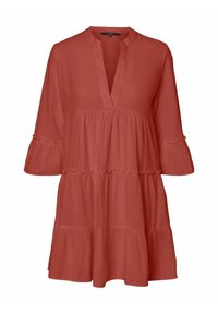 Robe rouge à étages en tissu léger. Elle présente un col en V, des manches trois-quarts avec détails aux poignets et une coupe décontractée.