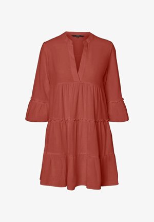 Robe rouge à étages en tissu léger. Elle présente un col en V, des manches trois-quarts avec détails aux poignets et une coupe décontractée.