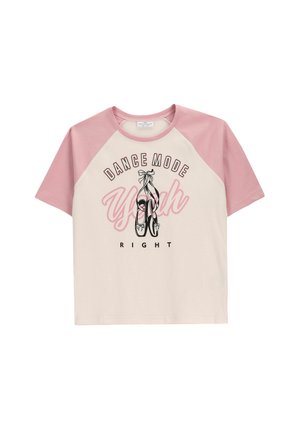 Różowo-kremowa koszulka raglan z krótkim rękawem z ilustracją baletowych butów i napisem "DANCE MODE Yeah RIGHT" z przodu.