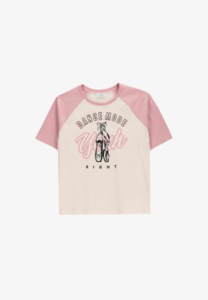 Różowo-kremowa koszulka raglan z krótkim rękawem z ilustracją baletowych butów i napisem "DANCE MODE Yeah RIGHT" z przodu.