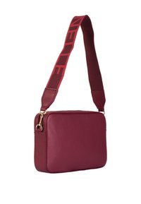 Borsa a tracolla in pelle bordeaux con superficie testurizzata, forma rettangolare e una ampia tracolla rossa e marrone con scritte a contrasto.
