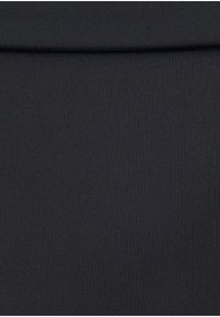 Schwarzer dehnbarer Stoff mit einer glatten Textur und einem gerippten Muster, das am oberen Rand einen gefalteten Saum für einen sauberen Abschluss aufweist.