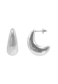 Orecchini in metallo argento con forma a goccia e a mezzaluna, entrambi con superficie lucidata e texture liscia.