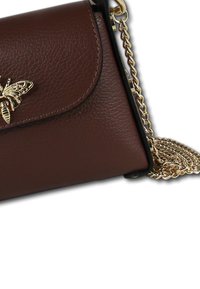 Bruine leren handtas met een gestructureerd oppervlak, voorzien van een gouden bijaccent op de klep en een gouden schouderketting.