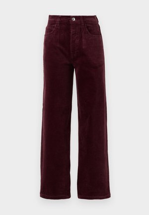 Pantaloni dritti in velluto a coste color borgogna con vita alta, cinque tasche e chiusura con bottone metallico frontale. Tessuto testurizzato con righe verticali.