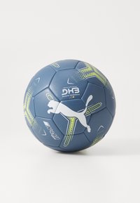 Blauwe handbal met geometrische groene accenten en een wit Puma-logo. Heeft een gestructureerd oppervlak en is ontworpen voor officieel spel.