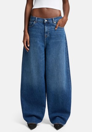 Baggy blauwe denim jeans met een wijd model, hoge tailleband en zichtbare stiksels. Gewreven stof met een klassieke vervaagde afwerking.
